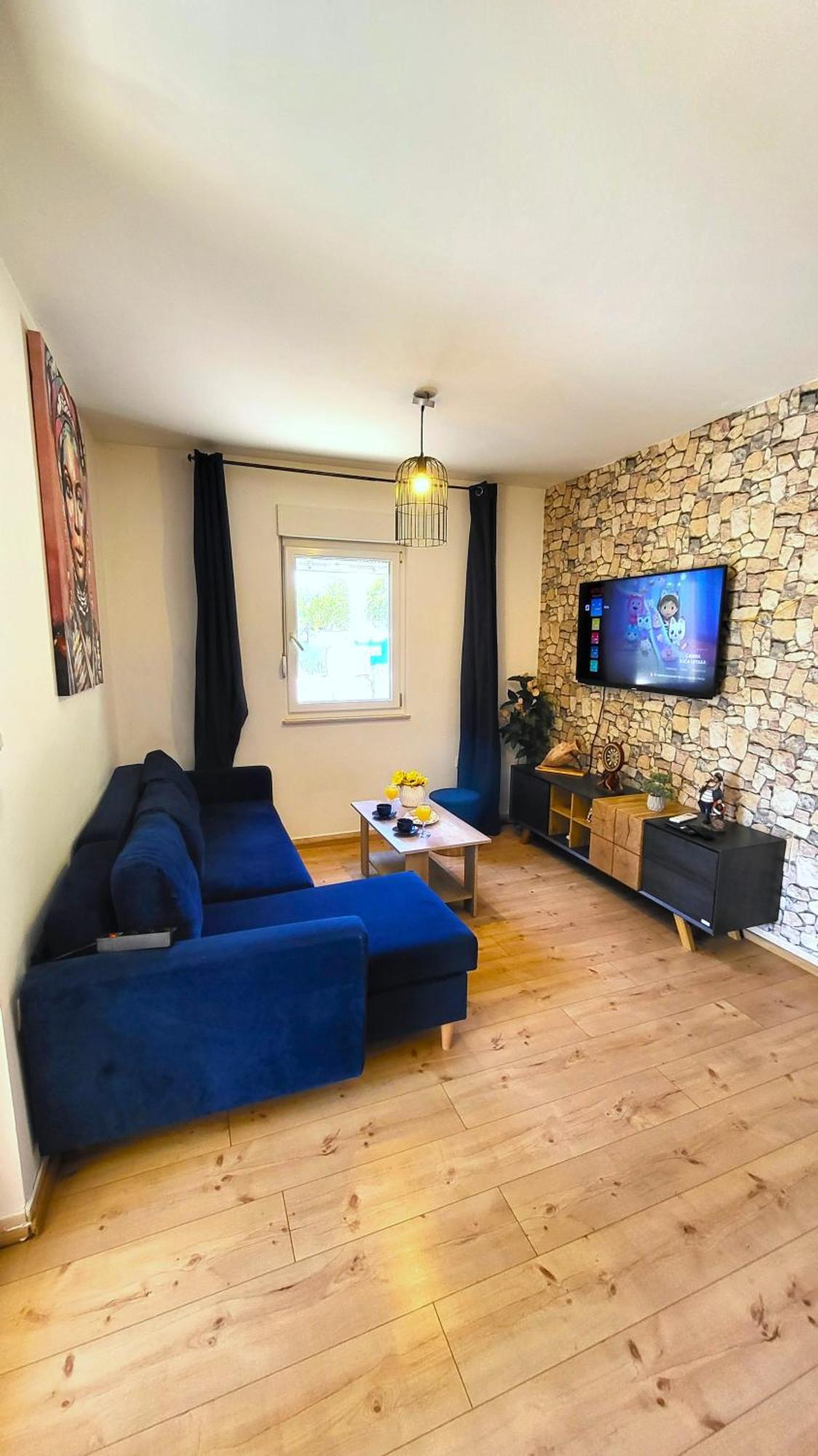 Blue Stone-with Parking, Terrace And Bbq